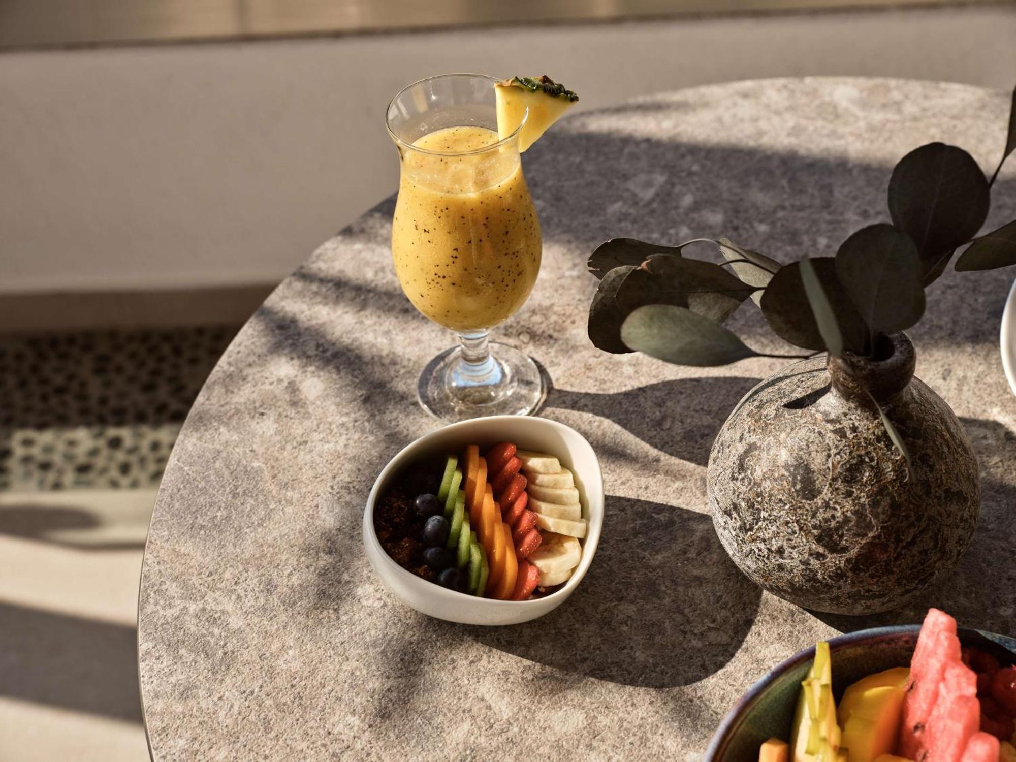 Sea Breeze Santorini Beach Resort, Curio By Hilton Agios Georgios  ภายนอก รูปภาพ