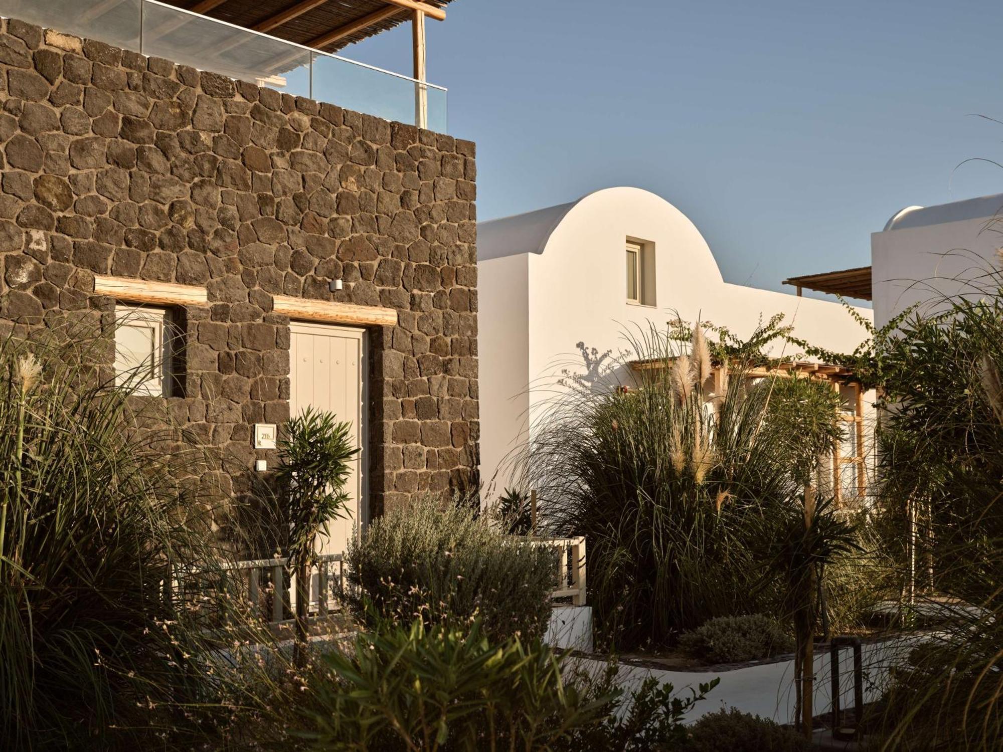 Sea Breeze Santorini Beach Resort, Curio By Hilton Agios Georgios  ภายนอก รูปภาพ