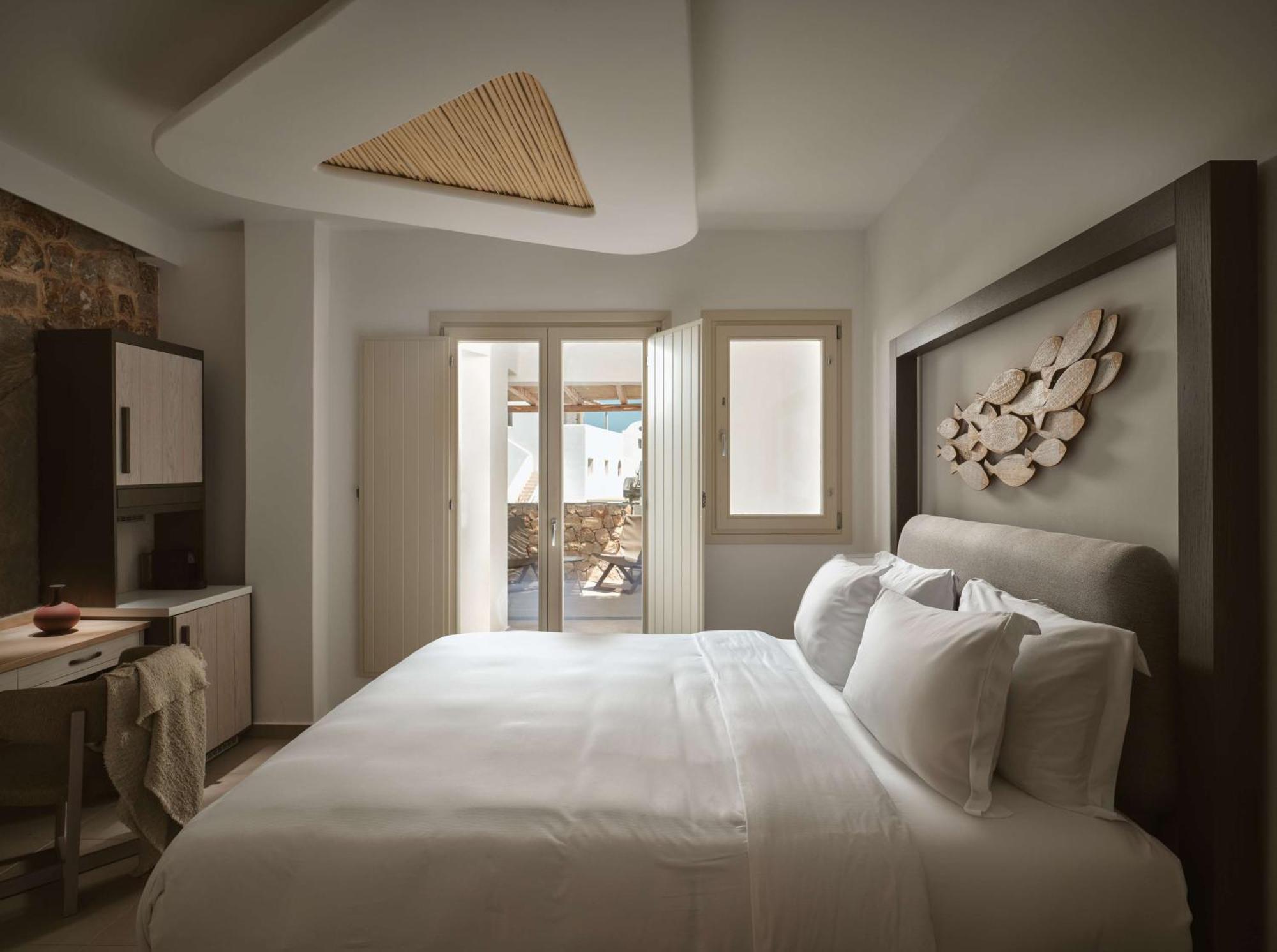 Sea Breeze Santorini Beach Resort, Curio By Hilton Agios Georgios  ภายนอก รูปภาพ