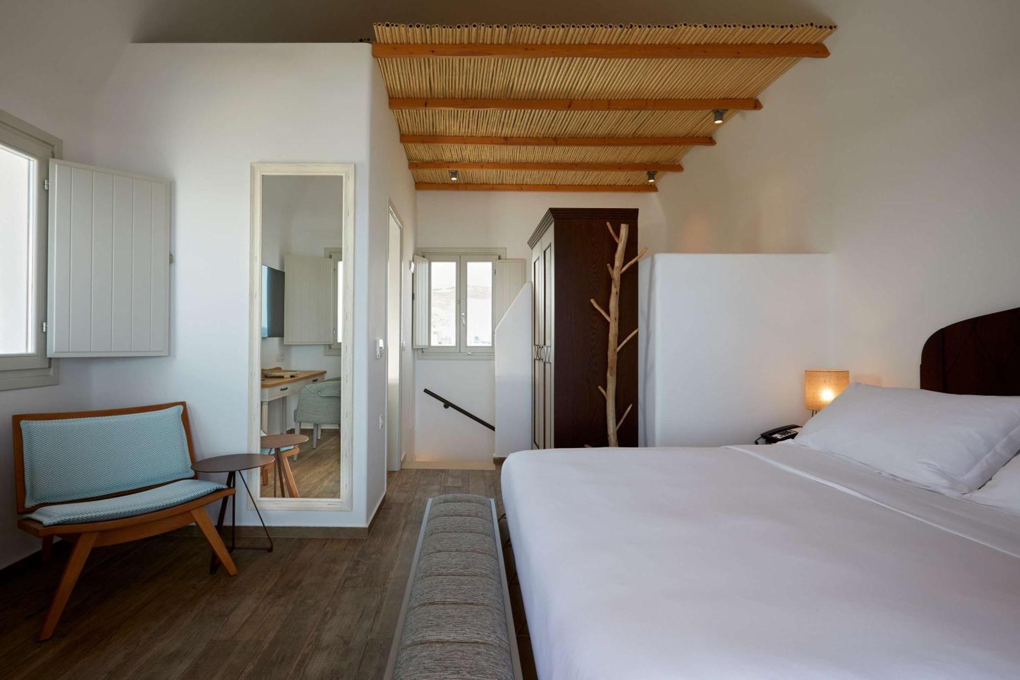 Sea Breeze Santorini Beach Resort, Curio By Hilton Agios Georgios  ภายนอก รูปภาพ