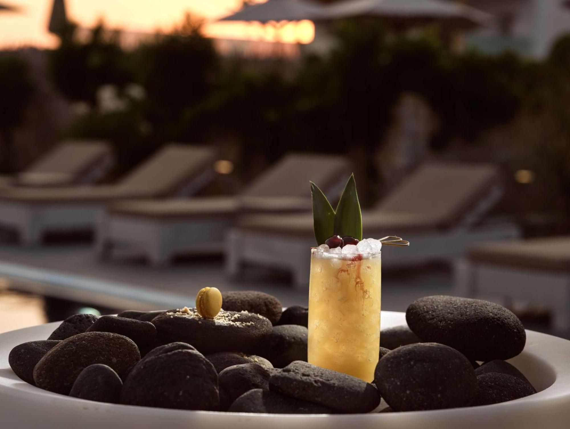 Sea Breeze Santorini Beach Resort, Curio By Hilton Agios Georgios  ภายนอก รูปภาพ