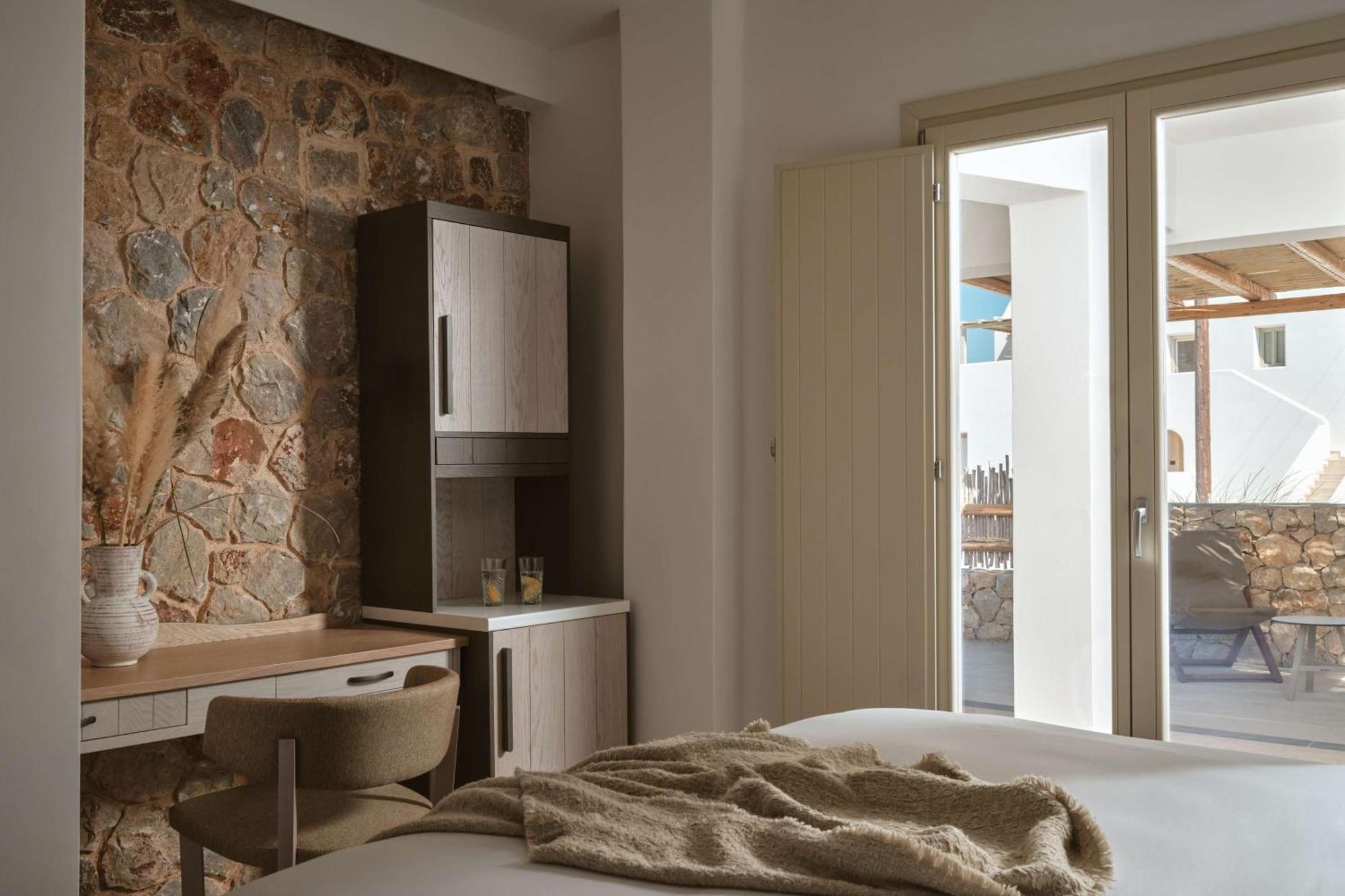 Sea Breeze Santorini Beach Resort, Curio By Hilton Agios Georgios  ภายนอก รูปภาพ