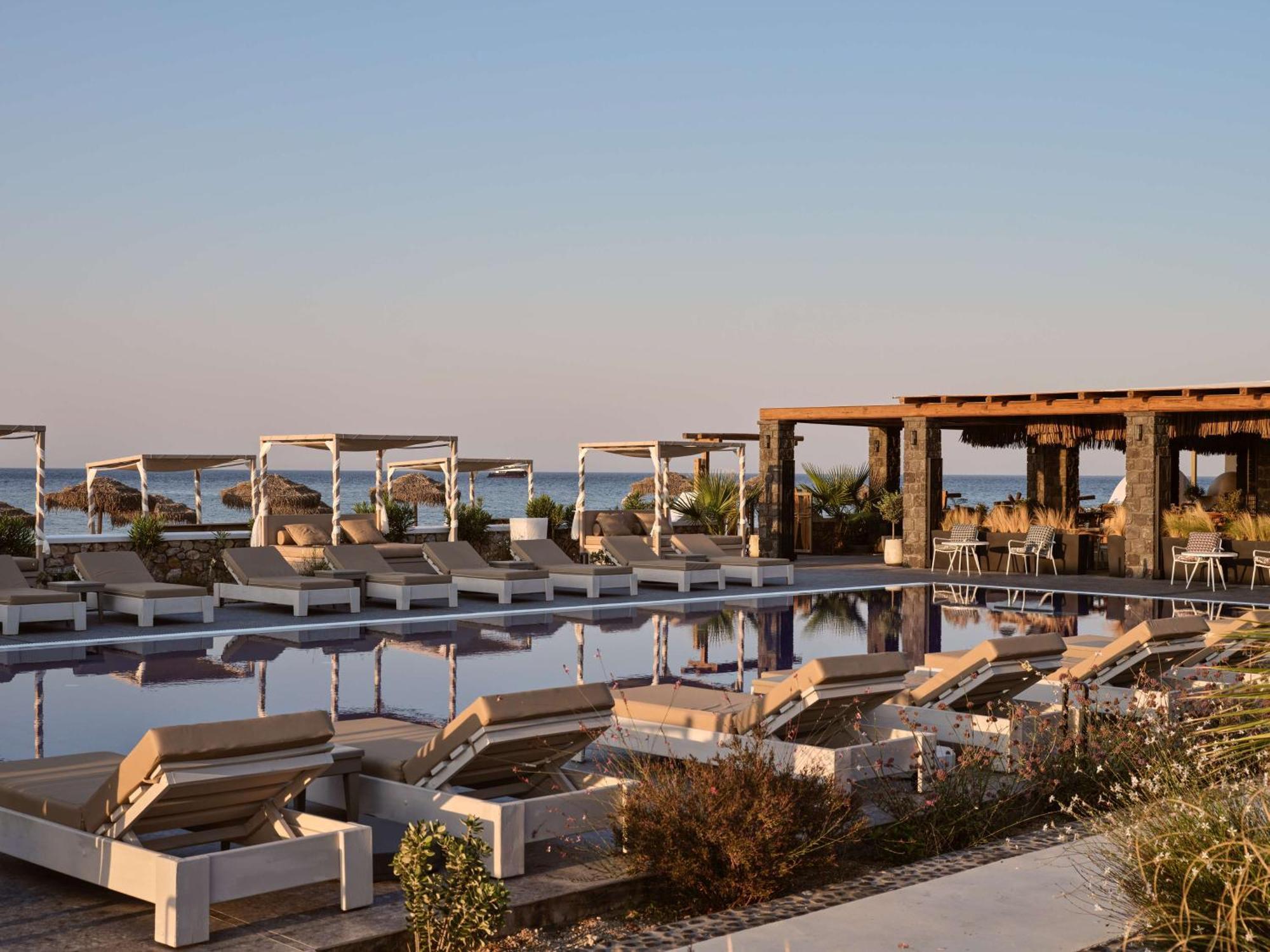Sea Breeze Santorini Beach Resort, Curio By Hilton Agios Georgios  ภายนอก รูปภาพ