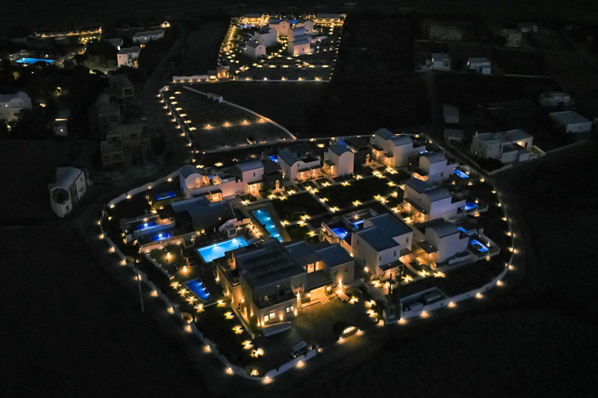 Sea Breeze Santorini Beach Resort, Curio By Hilton Agios Georgios  ภายนอก รูปภาพ