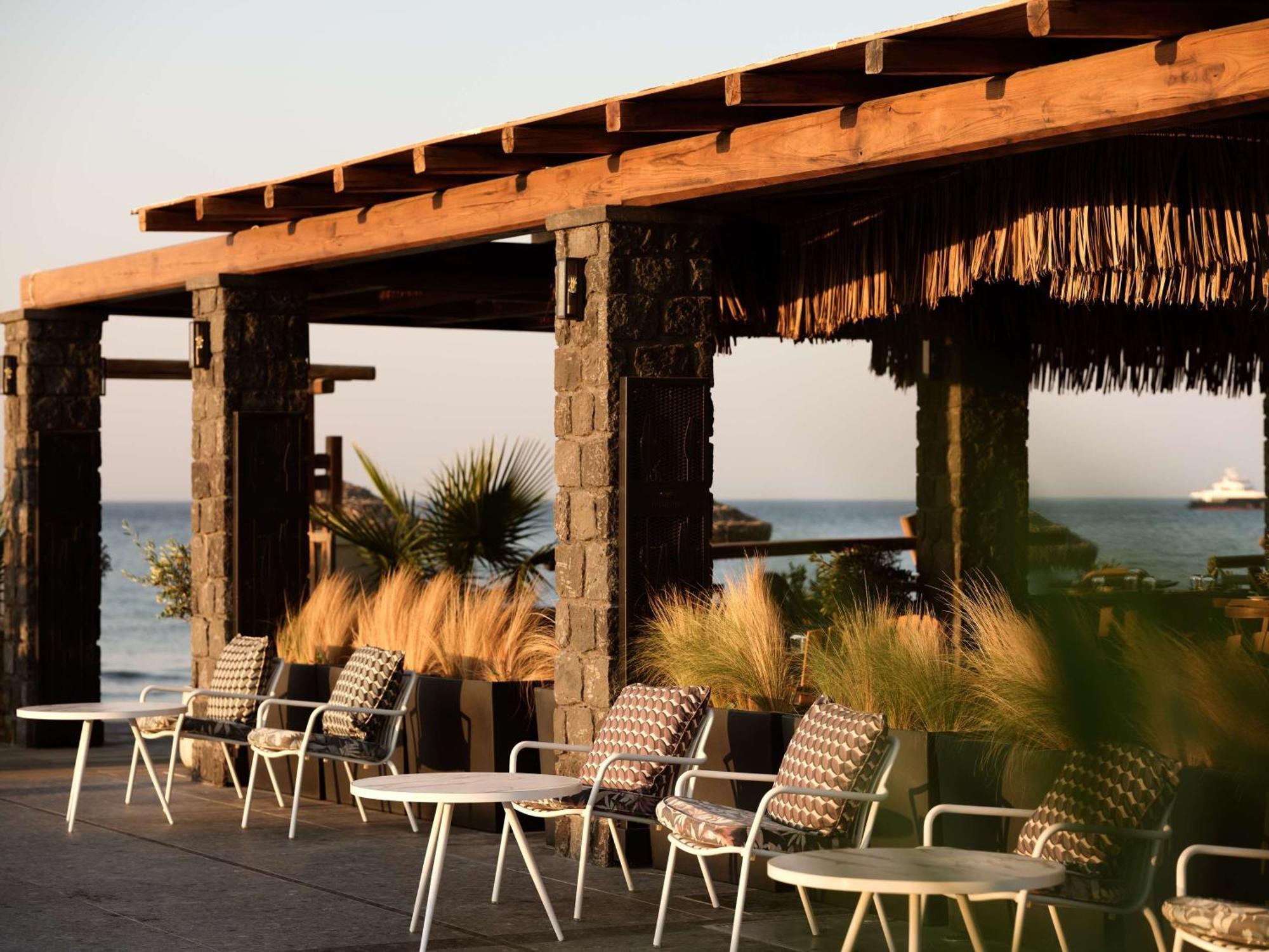 Sea Breeze Santorini Beach Resort, Curio By Hilton Agios Georgios  ภายนอก รูปภาพ